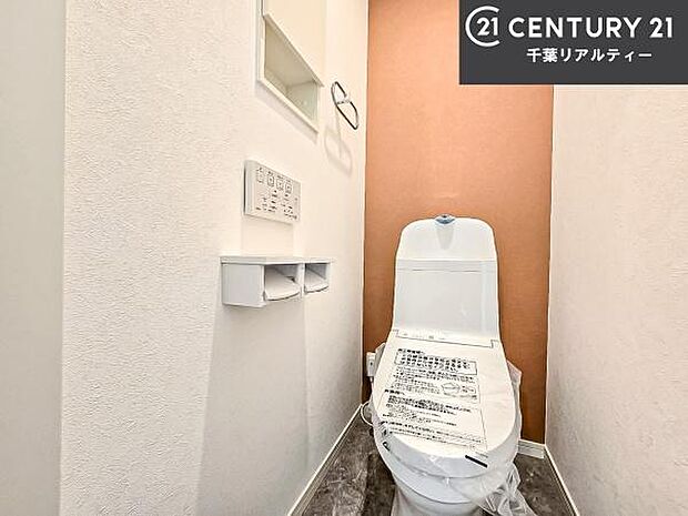 1・2階にトイレがございます！朝の忙しい時間帯も待たずにすみそうですね。白を基調とした清潔感のあるトイレでお手入れがしやすいです！