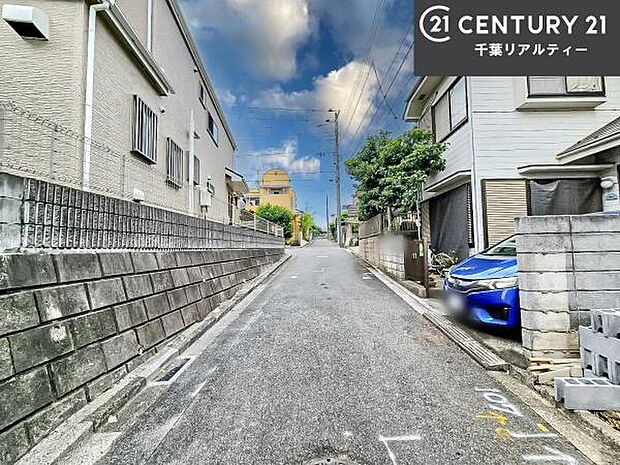 前面道路は4ｍ！陽当り良好な立地です。車庫入れが苦手な方も安心ですね。