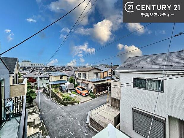 晴れた日には青い空を見渡せる開放的な時間を楽しめます。気持ちの良い風が通り抜ける街並みです！緑が映える眺望で癒されますね！
