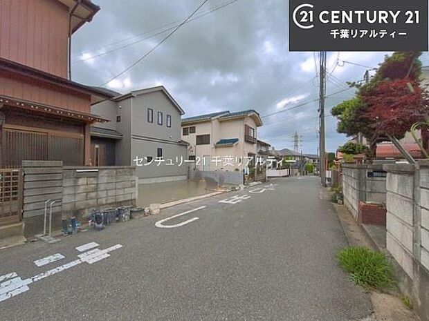 前面道路6m!陽当り良好な立地です。車庫入れが苦手な方も安心ですね。