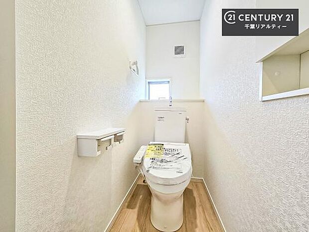 1・2階にトイレがございます！朝の忙しい時間帯も待たずにすみそうですね。白を基調とした清潔感のあるトイレでお手入れがしやすいです！