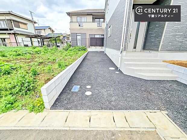 カースペース付きなのでマイカーをお持ちの方も安心ですね！ぜひ現地にてお確かめくださいませ！