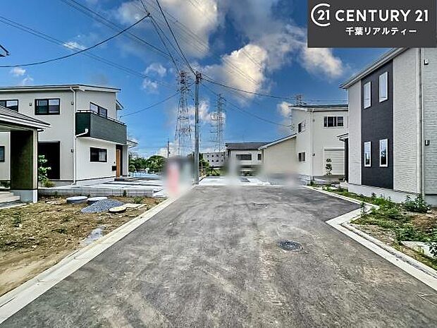 前面道路は6ｍ！陽当り良好な立地です。車庫入れが苦手な方も安心ですね。