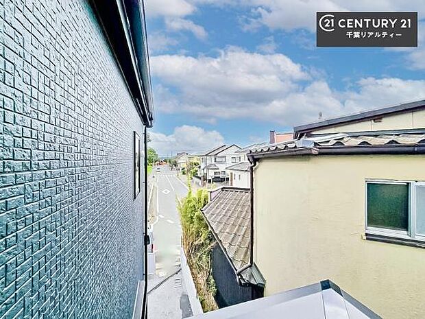 落ち着きある住宅街です！周囲には高い建物がなく、空が広く開放感があり、陽当たりを大きく遮られることもありません！気持ちの良い風が通り抜ける街並みです！