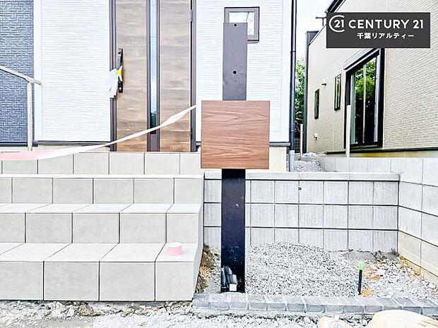 郵便ポスト付きで不在時でも荷物が受け取れてとっても便利！家にいなきゃいけないストレス回避！再配達の手間が省けます！