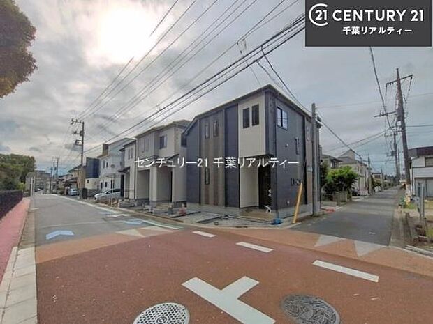 前面道路は5.8ｍ！陽当り良好な立地です。車庫入れが苦手な方も安心ですね。