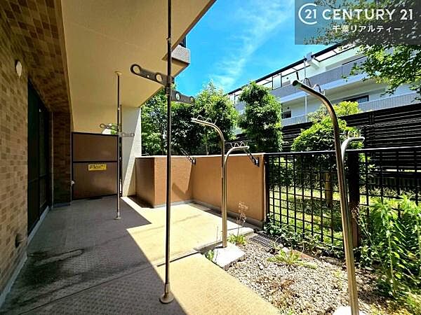 陽当たりの良いバルコニーで、お洗濯物もよく乾きそうですね！お天気の良い日にはバルコニーへ出てリフレッシュするのも気持ちよさそうです。