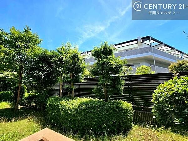 緑あふれる景色を楽しめる眺望は、まるで自然に包まれているかのような心地よさです。