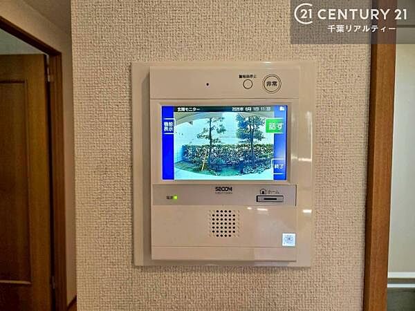 TVモニター付インターフォンを完備。来訪者の顔を確認してから対応できるため、防犯面にも配慮された安心の設備です。