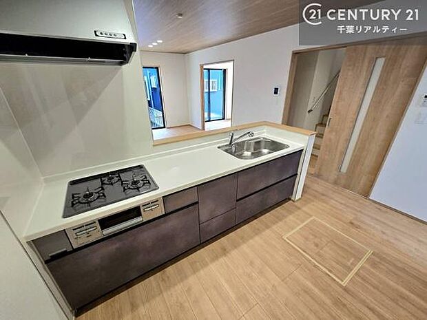 大人気の対面式システムキッチンを採用しています!ご家族のコミュニケーションが自然と増える設計です。お子様にも目が届くので嬉しいですね!広々使えて快適で作業が進みます。