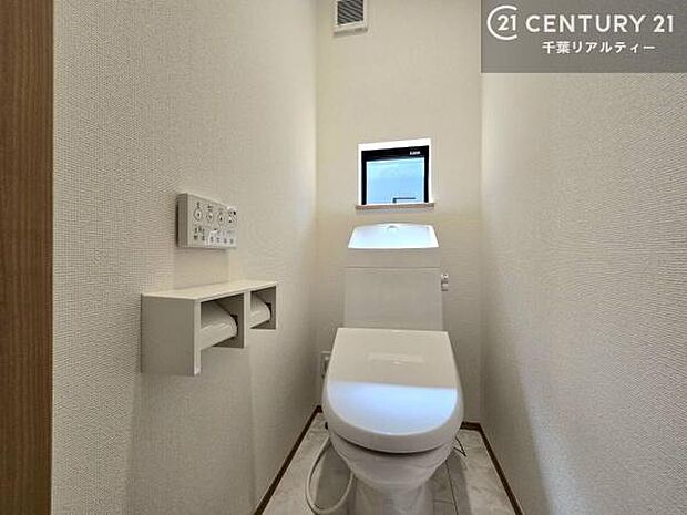 1・2階にトイレがございます!朝の忙しい時間帯も待たずにすみそうですね。白を基調とした清潔感のあるトイレでお手入れがしやすいです!