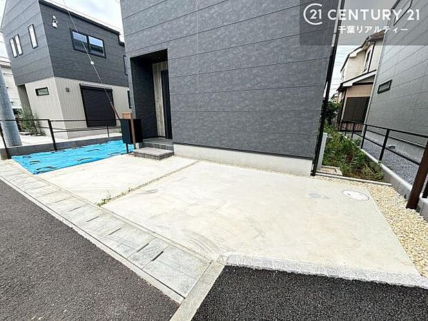 カースペース2台駐車可能。毎日の通勤やお買い物に便利で、来客時にもゆとりをもってお使いいただけます。