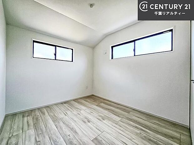 掃き出し窓がないお部屋は、お子様のお部屋としても安心です！収納スペースも充実しているので散らかったお部屋をサッと片付けられます！