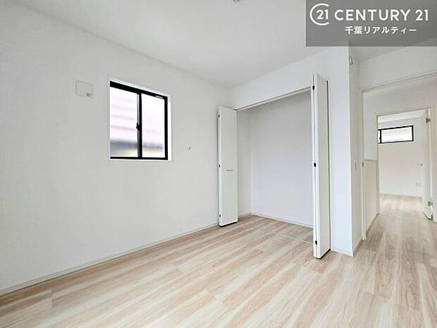 掃き出し窓がないお部屋は、お子様のお部屋としても安心です！収納スペースも充実しているので散らかったお部屋をサッと片付けられます！