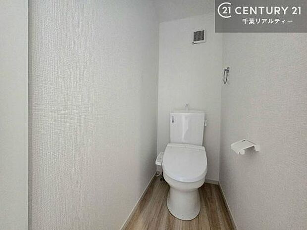 1・2階にトイレがございます！朝の忙しい時間帯も待たずにすみそうですね。白を基調とした清潔感のあるトイレでお手入れがしやすいです！