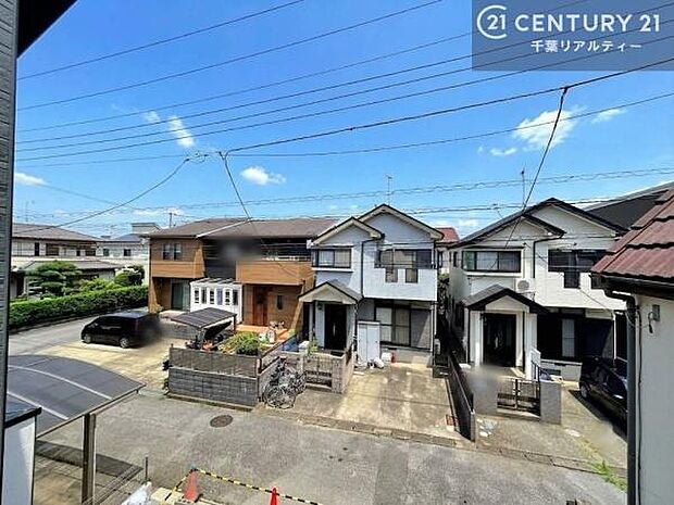 落ち着きある住宅街です！周囲には高い建物がなく、空が広く開放感があり、陽当たりを大きく遮られることもありません！気持ちの良い風が通り抜ける街並みです！