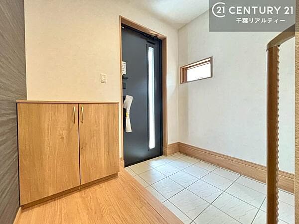 広々とした玄関にはシューズボックスを完備。ご家族分の靴をすっきり収納でき、いつでも気持ちよくお客様を迎えられます。