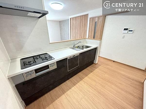 大人気の対面式システムキッチンを採用しています！ご家族のコミュニケーションが自然と増える設計です。お子様にも目が届くので嬉しいですね！広々使えて快適で作業が進みます。