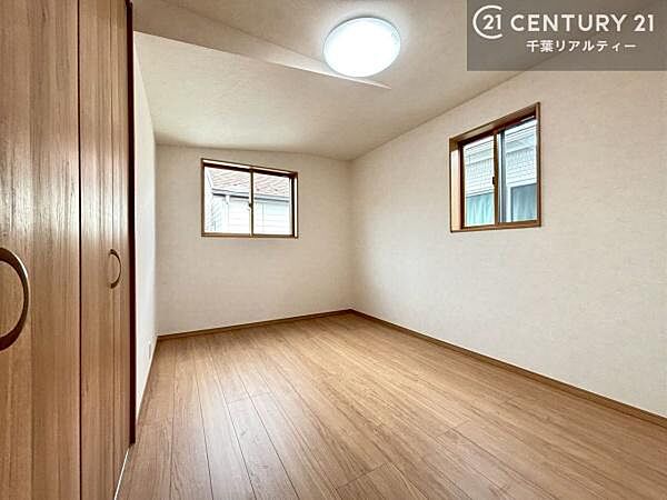 掃き出し窓がないお部屋は、お子様のお部屋としても安心です！収納スペースも充実しているので散らかったお部屋をサッと片付けられます！