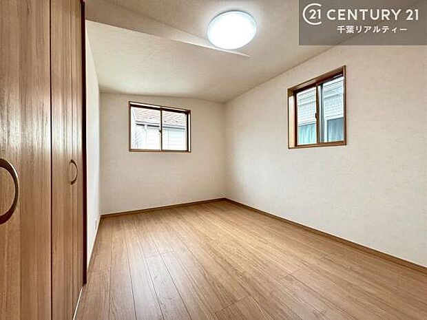 掃き出し窓がないお部屋は、お子様のお部屋としても安心です!収納スペースも充実しているので散らかったお部屋をサッと片付けられます!