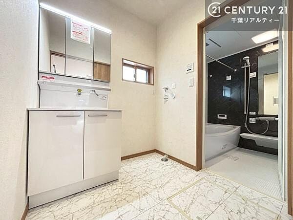 小窓付きの明るい洗面室です！湿気もすぐに入れ替えができて清潔に保つことができます！自然光が差し込むのでお化粧の仕上がりも良くなりますね！