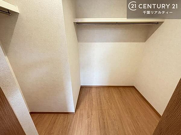 ウォークインクローゼット付きです。たくさんのお洋服などを収納しておけそうですね！他にも扇風機や加湿器など季節物の大きな家電も収納できます！