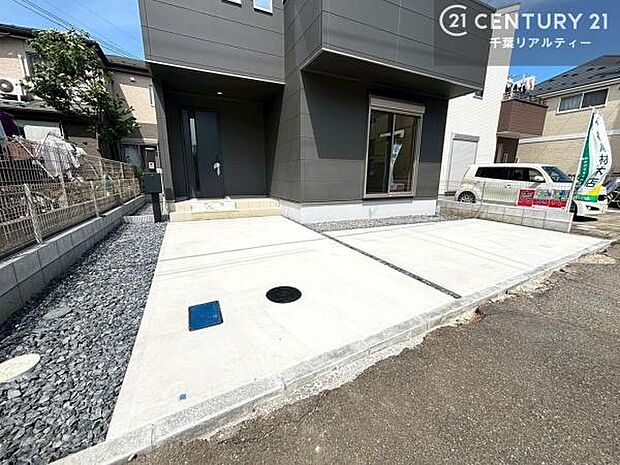 駐車スペースは2台分あります！セカンドカーはもちろん、バイクや自転車なども置き場所に困りません。