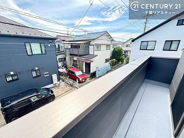 落ち着きある住宅街です！周囲には高い建物がなく、空が広く開放感があり、陽当たりを大きく遮られることもありません！気持ちの良い風が通り抜ける街並みです！
