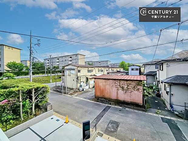 眺望良好なバルコニー。お天気のいい日にはバルコニーへでてリフレッシュするのもいいですね！