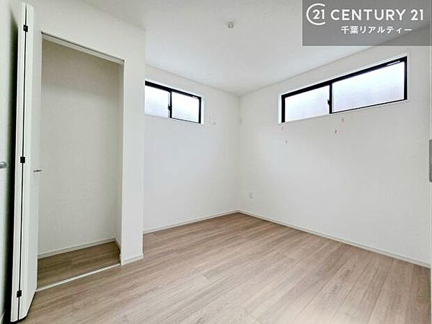 掃き出し窓がないお部屋は、お子様のお部屋としても安心です!収納スペースも充実しているので散らかったお部屋をサッと片付けられます!