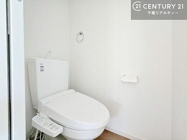 1・2階にトイレがございます!朝の忙しい時間帯も待たずにすみそうですね。白を基調とした清潔感のあるトイレでお手入れがしやすいです!