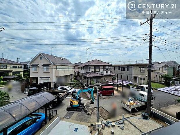 晴れた日には青い空を見渡せる開放的な時間を楽しめます。気持ちの良い風が通り抜ける街並みです!