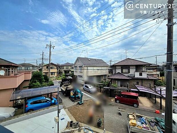 周囲は住宅街が広がる落ち着いた眺望。穏やかな街並みに包まれ、安心感のある住環境です。