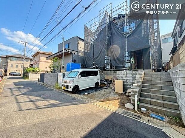 前面道路は4m!陽当り良好な立地です。車庫入れが苦手な方も安心ですね。