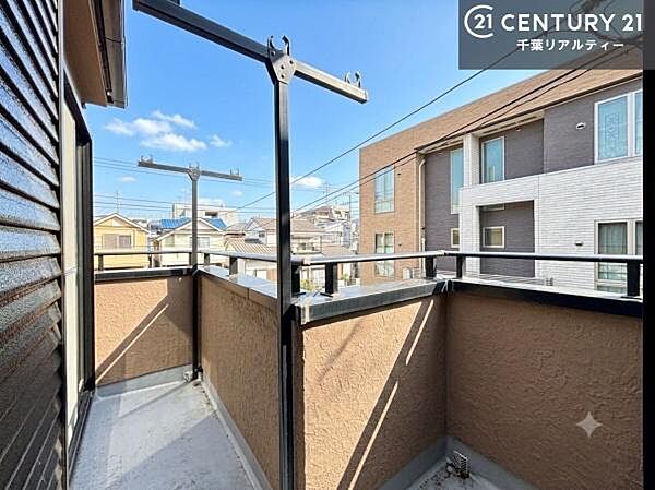 2部屋から出入りできる、開放感のある広々バルコニー。毎日の洗濯やちょっとした外時間にも便利です！