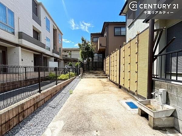 カースペース付きなのでマイカーをお持ちの方も安心ですね！ぜひ現地にてお確かめくださいませ！