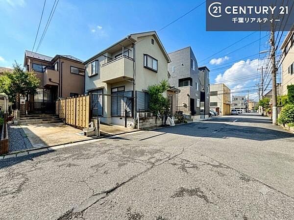 前面道路が広々としているため、開放感あふれる住環境を実現。お車の出し入れもしやすく、毎日の暮らしにゆとりをもたらします。