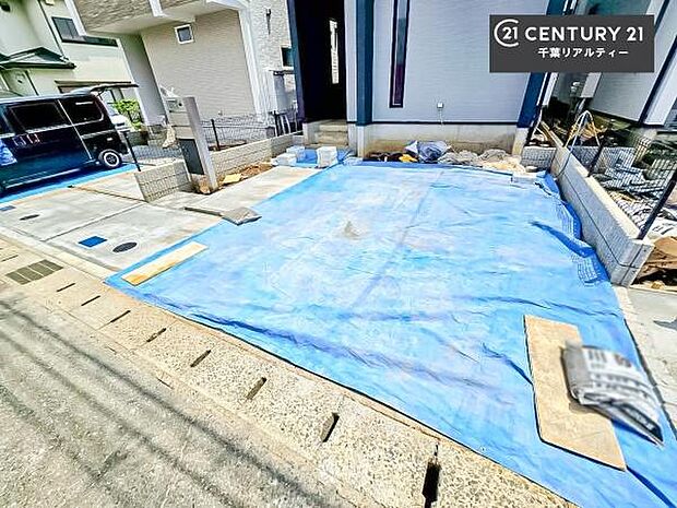 駐車スペースは2台分あります！セカンドカーはもちろん、バイクや自転車なども置き場所に困りません。2台分は車種によります！