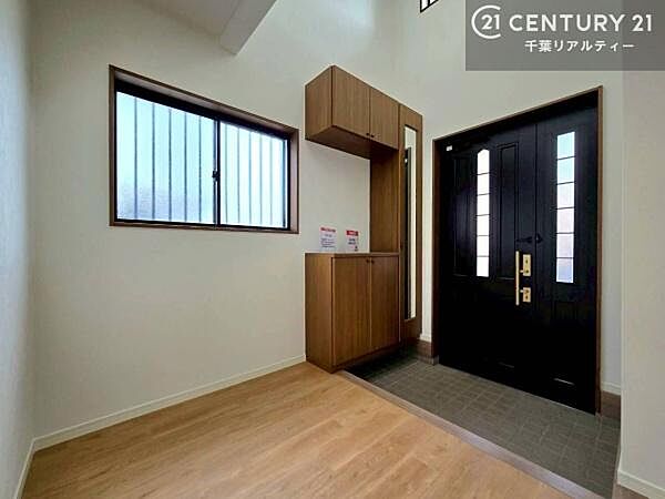 疲れて帰ってきても、ただいま！を言いたくなる、優しく迎え入れてくれる空間になっています。玄関収納たっぷり！明るく温もり溢れる玄関です！