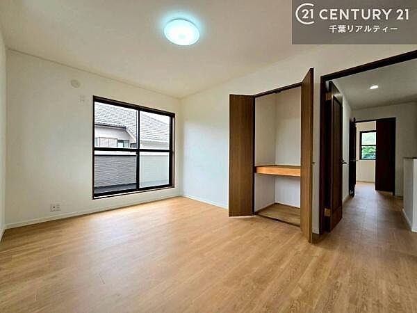 収納完備の洋室は荷物もしっかりしまえるのでお子様のお部屋にもお使いいただけます！