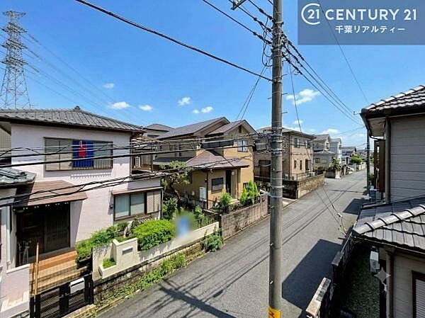 落ち着きある住宅街です！周囲には高い建物がなく、空が広く開放感があり、陽当たりを大きく遮られることもありません！気持ちの良い風が通り抜ける街並みです！