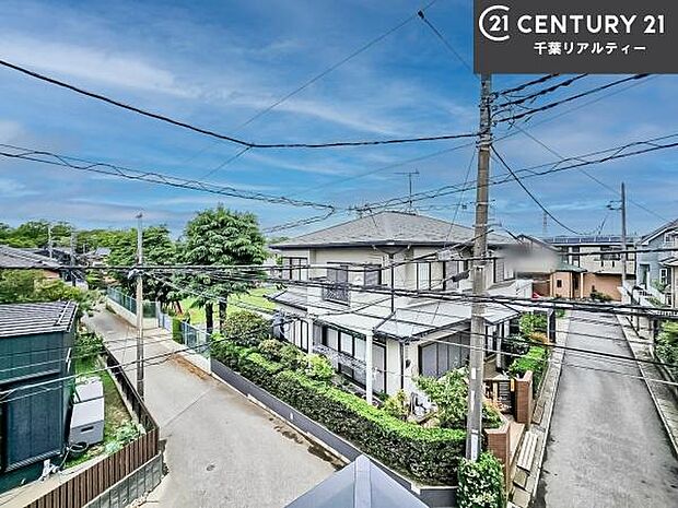 晴れた日には青い空を見渡せる開放的な時間を楽しめます。気持ちの良い風が通り抜ける街並みです！