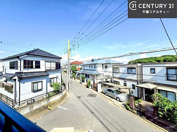 落ち着きある住宅街です！周囲には高い建物がなく、空が広く開放感があり、陽当たりを大きく遮られることもありません！気持ちの良い風が通り抜ける街並みです！