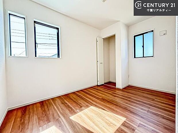 掃き出し窓がないお部屋は、お子様のお部屋としても安心です！収納スペースも充実しているので散らかったお部屋をサッと片付けられます！