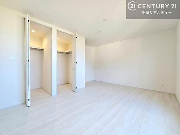 収納が充実しているからこそ、お部屋はいつも広々。掃除や片付けもラクになり、居心地の良い暮らしが続きます。