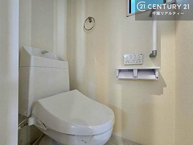 温水洗浄便座につき、冬場は便座が暖かくできるので冷たい便座に座らずに済む嬉しい仕様です!シンプルなカラーを基調としているので、お手入れがしやすいです。