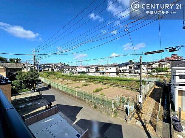 落ち着きある住宅街です!周囲には高い建物がなく、空が広く開放感があり、陽当たりを大きく遮られることもありません!気持ちの良い風が通り抜ける街並みです!