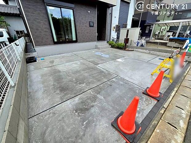 カースペース2台駐車可能。毎日の通勤やお買い物に便利で、来客時にもゆとりをもってお使いいただけます。