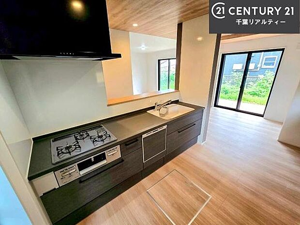 大人気の対面式システムキッチンを採用しています！ご家族のコミュニケーションが自然と増える設計です。お子様にも目が届くので嬉しいですね。広々使えて快適に作業が進みます。