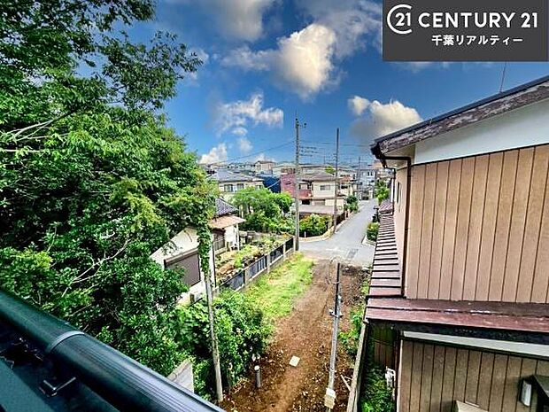 落ち着きある住宅街です！周囲には高い建物がなく、空が広く開放感があり、陽当たりを大きく遮られることもありません！気持ちの良い風が通り抜ける街並みです！